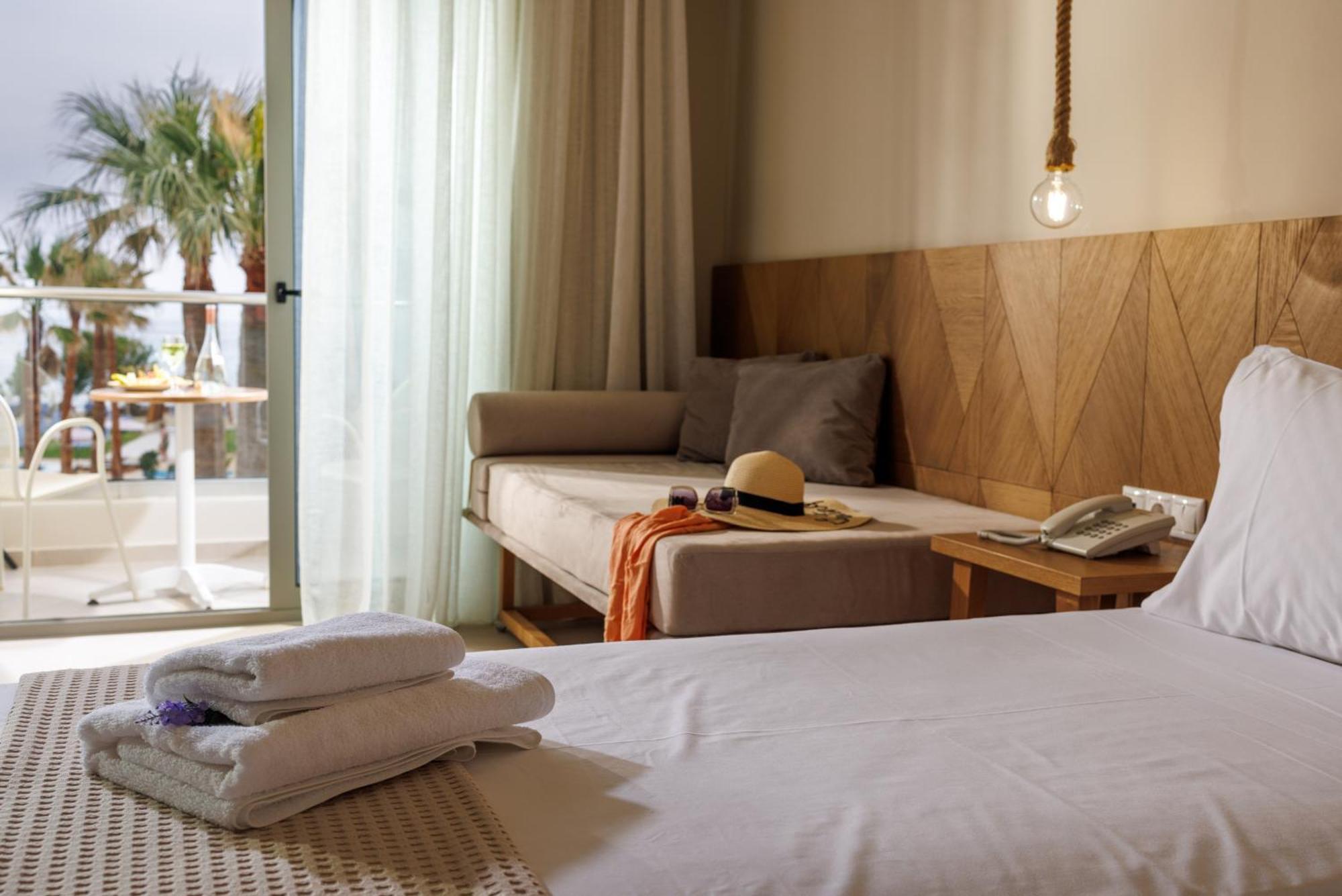 Malia Bay Beach Hotel & Bungalows Exteriör bild