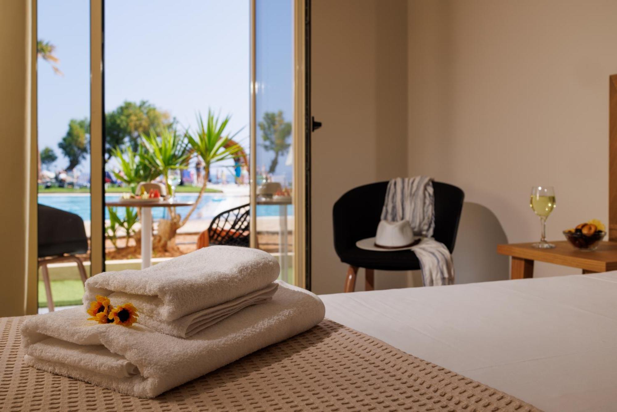 Malia Bay Beach Hotel & Bungalows Exteriör bild